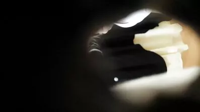 Блондинка в окулярах і татуюваннях порно короткі відео замінює кицьку на член