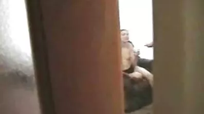 Блондинка, трахнута хлопцем порно відео дивитись на кухні, постала перед ним в трусиках