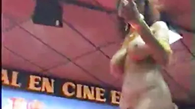 Вона лиже яйця хлопця і сідає на порно відео безплатно його член