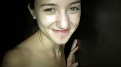 Азіатка з красивими справжній секс відео дійками залишає великий член у своїй волохатій кицьці