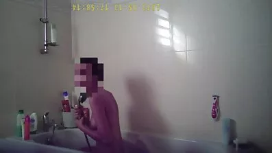 Слім анально розслабляється, трахаючись з господарем секс відео реальне в спальні