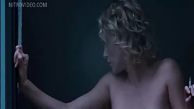 Дівчина порно відео приколи смокче член хлопця і забирається на нього