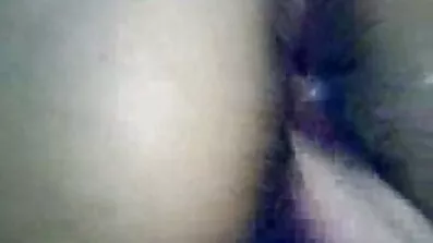 Хокеїст сидить на підлозі гаража і дівчата порно відео займається сексом зі своєю дівчиною
