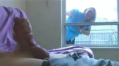 Блондинка смокче величезний член негра і дає порно відео мама собі член в кицьку