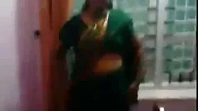 Дівчина з порно відео жінок волохатими кицькою надягає гарячий член і трахкає