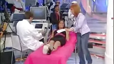 Боксер на рингу одягає брюнетку секс відео на телефон раком в наряд супергерл і засовує безкістковий член в її вузьку щілину