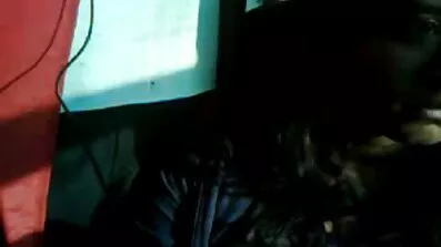 Гімнастка з лисим хлопцем трахаються домашнє відео порно на дивані