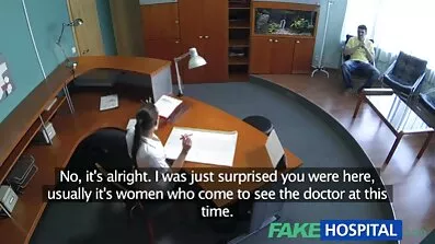 Лікар оглядає кицьку порно відео онлайн безплатно дівчини і прописує їй гарячий секс