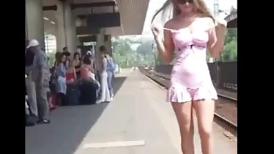 Мужик відео секс груповий трахає худеньку сучку в апетитну кицьку