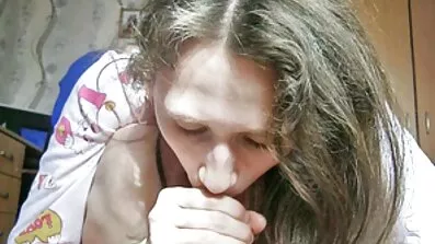 Хлопець лиже шпаринку худенької жінки і вставляє свій порно з матусями член