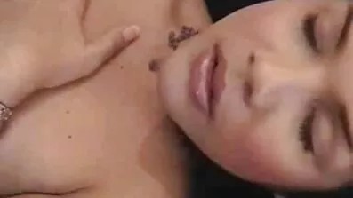 Хлопець отримує задоволення відео порно секс і кінчає від гарячого сексу втрьох з красунями
