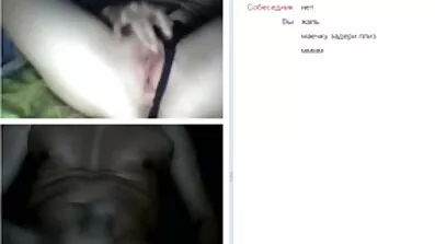 Блондинка в коротких порно відео порно шортах скаче на члені своєї сестри