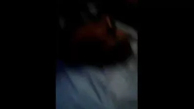 Молода коханка з голеним капюшоном скаче верхи на кицьці, трахаючись з хлопцем в еротичний секс відео синій сорочці