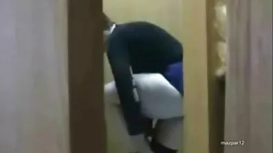 Дві дівчини смокчуть довгий чорний інструмент і трахаються на секс відео в школе очах у іншого хлопця