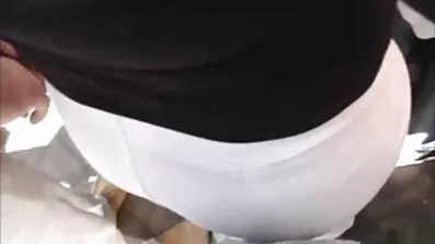Щільна жінка в відео секс за гроші окулярах просить свого чоловіка трахнути її прямо на столі
