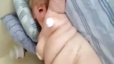 Дівчина смокче хлопцеві під водою і х відео порно трахає його кицьку після кунілінгуса